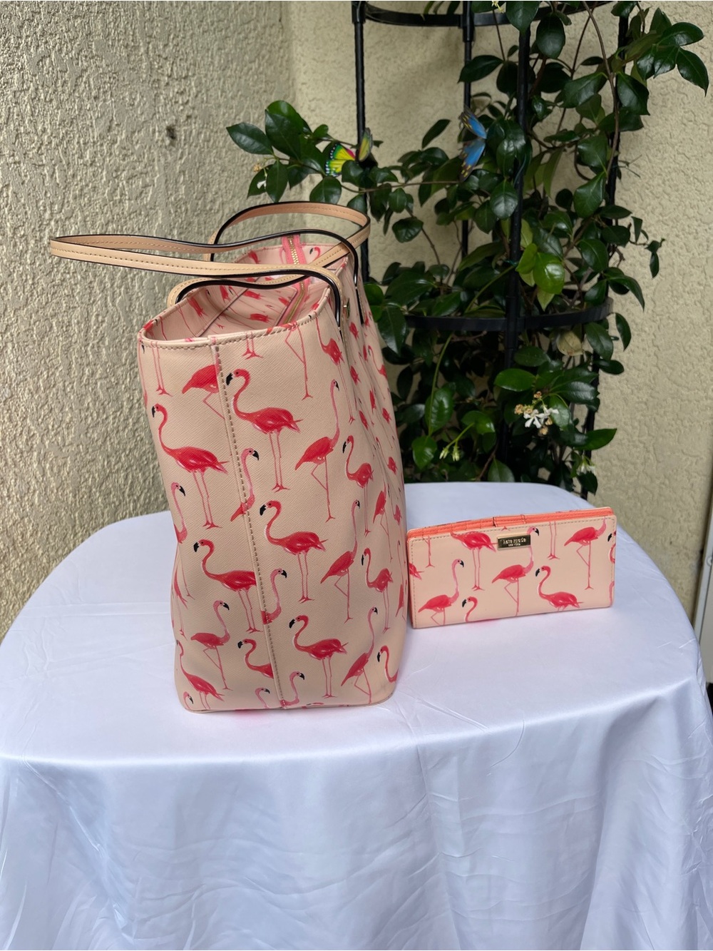 Kate Spade New York
SHORE STREET FESTIVE FLAMINGOS MARGARETA Tote and wallet set - Picture 3 of 16